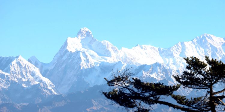 पाथीभराबाट देखिएको कुम्भकर्ण हिमाल