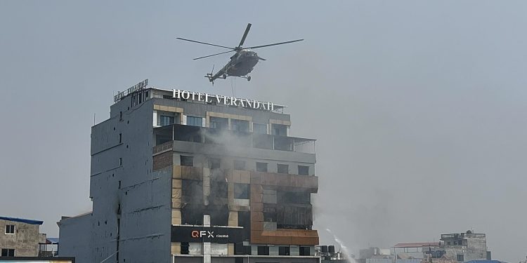 इटहरीको सेन्टर प्लाजाको आगलागीमा फसेकाहरूको सेनाको हेलिकोप्टरमार्फत उद्दार
