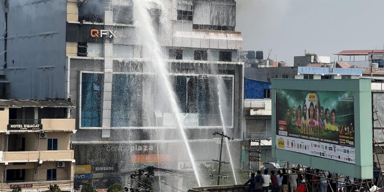 इटहरीको आगलागी अझै नियन्त्रणमा आएन