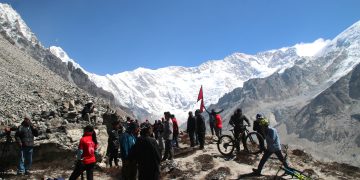 कञ्चनजङ्घा आधारशिविर क्षेत्रमा रमाउँदै पर्यटक