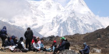 तस्बिरमा हेर्नुहोस् कञ्चनजङ्घा क्षेत्रमा पर्यटक