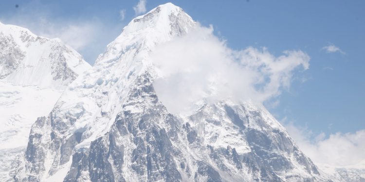 ताप्लेजुङको सिरिजङ्घामा रहेको राथोङ पिक