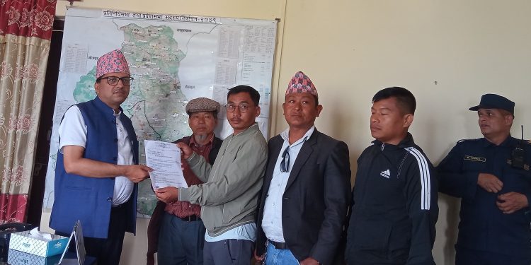 सप्तकोशी उच्च बाँधविरूद्ध संघर्ष समितिद्वारा जिल्ला प्रशासन कार्यालय र पालिकालाई ज्ञापन पत्र प्रदान