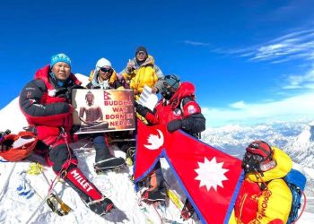 एकै परिवारका ६ जनाले गरे मकालु हिमाल आरोहण