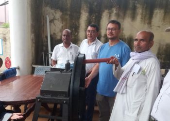 महानगरद्वारा पशुपालक कृषक समूहलाई कुटी काट्ने मेसिन वितरण