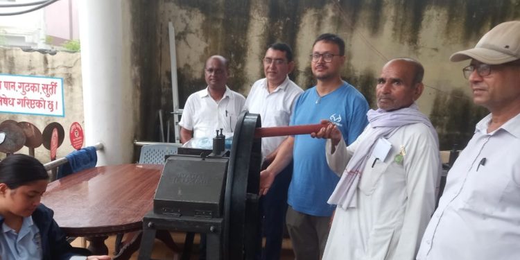 महानगरद्वारा पशुपालक कृषक समूहलाई कुटी काट्ने मेसिन वितरण
