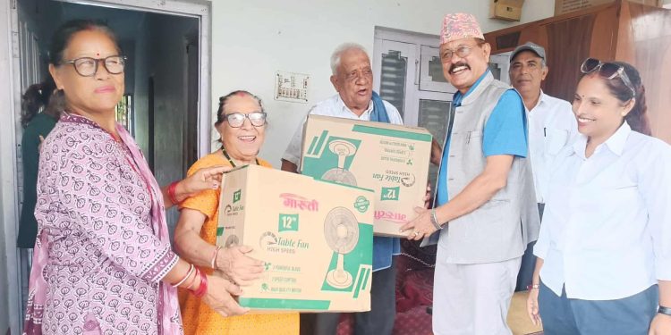 विराटनगर–१ को सामाजिक उत्तरदायित्व: ८० वर्ष पार गरेका नागरिकलाई पंखा