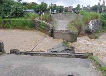 बिरिङ खोलाको पक्की पुल बाढीले बगायो, झापा–इलाम यातायात अवरुद्ध