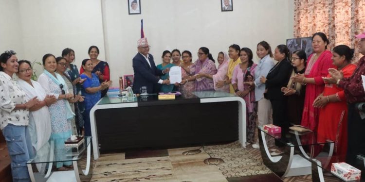 बहुविवाहको विरूद्वमा मुख्यमन्त्री कार्कीलाई बुझाइयाे ज्ञापनपत्र