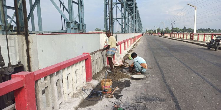 कोशी ब्यारेजको क्षतिग्रस्त ढोका मर्मत