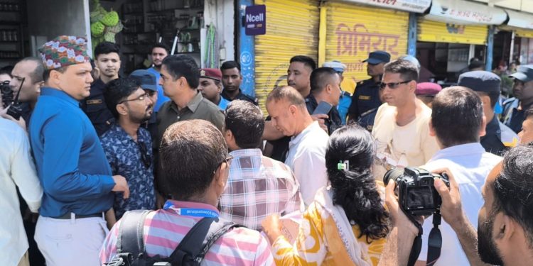 समाचार लेखेकै आधारमा जरिवाना गर्ने प्रावधान हटाउन माग, पत्रकार र प्रहरीबीच घम्साघम्सी