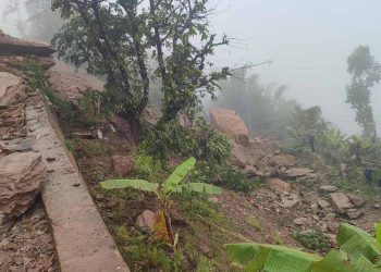 पहिरोले मध्यपहाडी लोकमार्ग अवरुद्ध