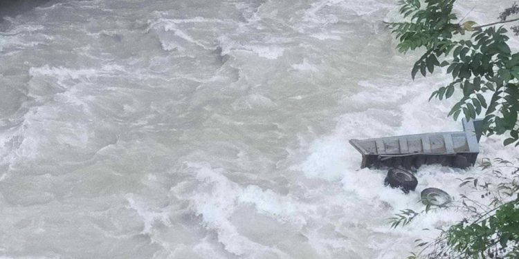 ताप्लेजुङको तमोर नदीमा टिपर खस्यो, एक बेपत्ता