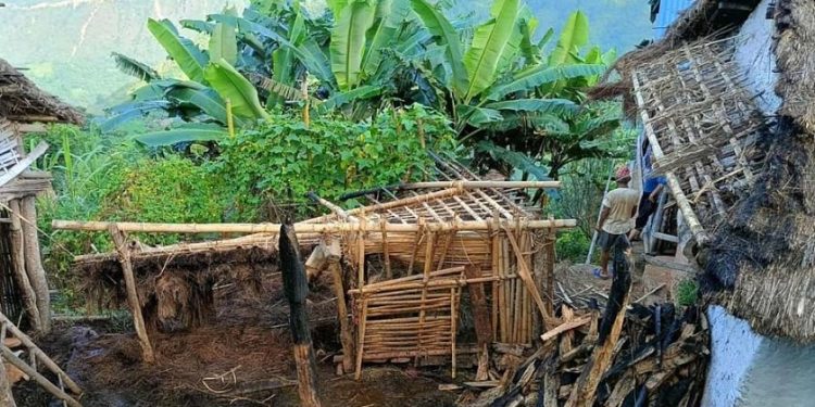 खोटाङ : एक घण्टाको अन्तरमा दुई छिमेकीको घरमा आगजनी