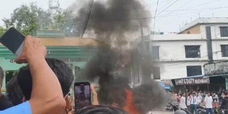 ओलीको गृह नगर दमकमै युवा आक्रोश : आन्दोलन नियन्त्रणबाहिर, प्रहरीले चलायो गोली