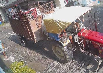 इटहरीमा चक्काबिनै फोहोर बोक्दै ट्याक्टर