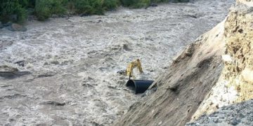 ताप्लेजुङमा काबेली खोलाले सिनाम पावर हाउसका एक्साभेटर र टिपर बगायो