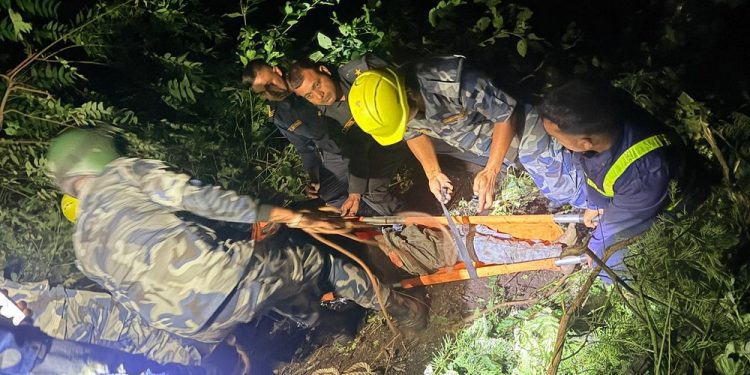 धनकुटाबाट तरकारी लिएर धरान आउँदै गरेको ट्रक दुर्घटना हुँदा सह–चालकको मृत्यु, चालक गम्भीर