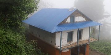 भोजपुरको हतुवागढीका विपन्न परिवारलाई जस्तापाताको छानो