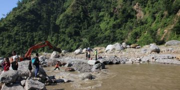 पाँचथर : फेमे खोलामा अस्थायी डाइभर्सनमार्फत यातायात सुचारु गर्ने तयारी