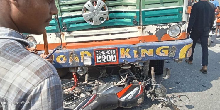 सुनसरीमा ट्रक र मोटरसाइकल ठोक्किँदा एक महिलाको मृत्यु