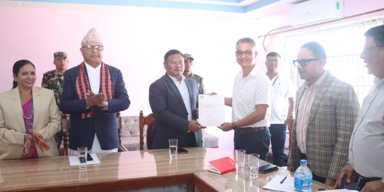 जेनजी आन्दोलनपछि सेवा प्रवाह चुस्त पार्न दुहबीमा १८ लाख बराबरका सामग्री हस्तान्तरण