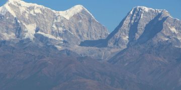 जलवायु सङ्कट : सोलुमा सेताम्य हिमालको आधा भाग कालो चट्टानजस्तो