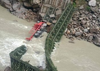 सङ्खुवासभा : अरुण नदीको बेलीब्रिज भाँचियो