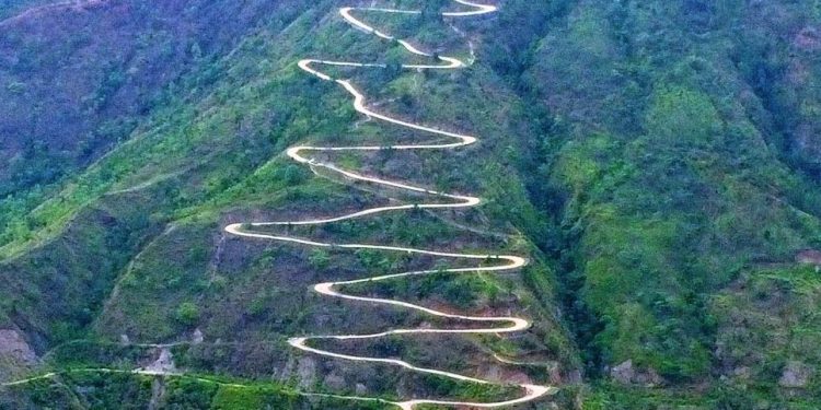 पिखुवा खोला किनारको बेहेरे दोभानसम्म झर्ने नागबेली आकारको सडक