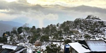 हिमपातपछि ताप्लेजुङको डाँडाकाँडा चाँदीझैँ सेताम्मे