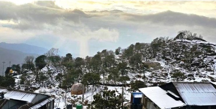 हिमपातपछि ताप्लेजुङको डाँडाकाँडा चाँदीझैँ सेताम्मे