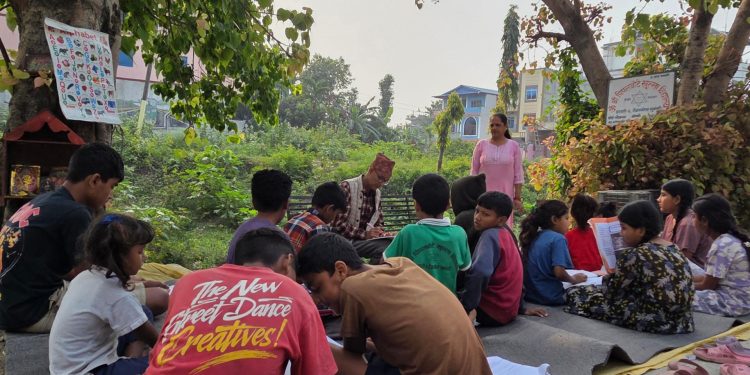 इटहरीका चन्द्र भण्डारीको सेवा : खुला आकाशमुनि निःशुल्क ‘ट्युसन’ कक्षा, विपन्न परिवारका बालबालिकालाई भरोसा