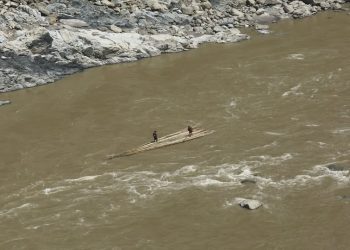 सप्तकोशीमा पानीको बहावसँगै जोखिमपूर्ण चेफाको यात्रा
