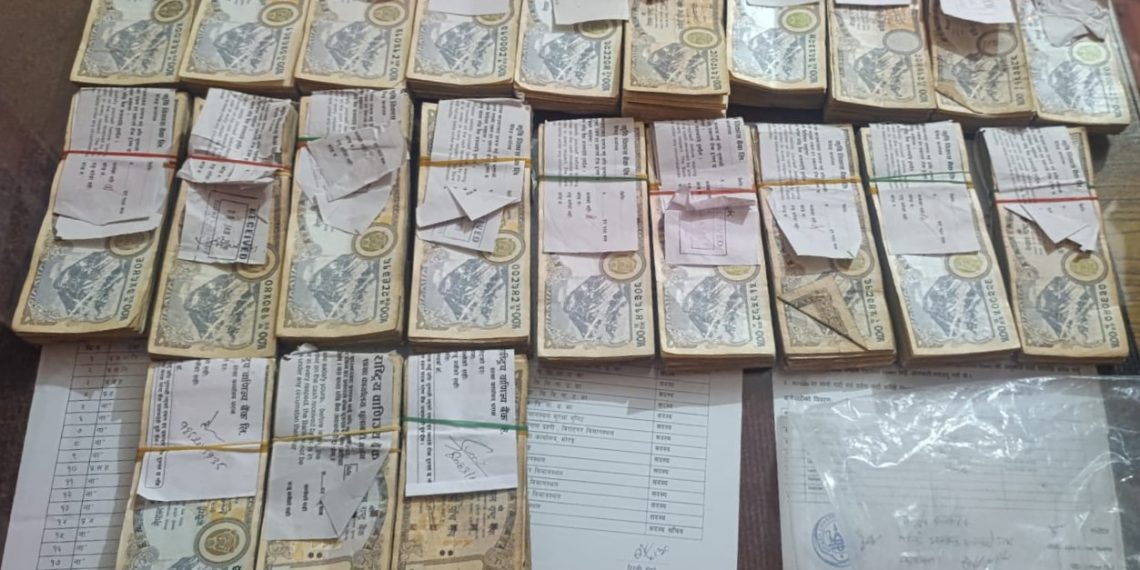 विराटनगर विमानस्थलबाट स्रोत नखुलेको करिब २७ लाखसहित दुई जना पक्राउ