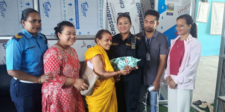 तरहराको जंगलमा घाँस काट्न गएकी महिलाले नवजात शिशु फेला पारेपछि…