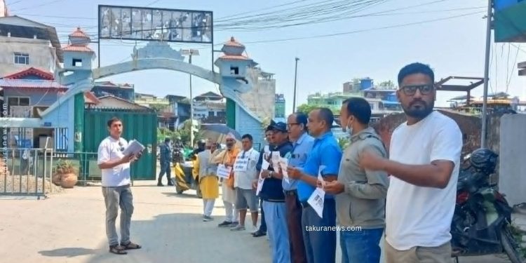 जनता माविको विवाद उत्कर्षमा, इटहरी उपमहानगर गेटमा अभिभावको धर्ना 
