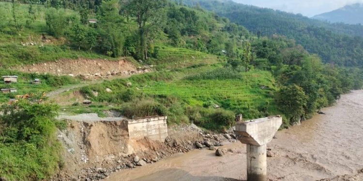 पाँचथरमा बाढी र पहिरोले चार परिवार विस्थापित, जलविद्युत् आयोजनामा पनि क्षति
