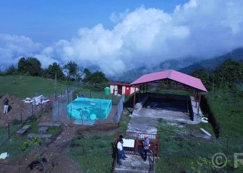 चार सय मिटर तल रहेको मुहानबाट पानी तानेर बस्तीमा पुर्‍याइँदै