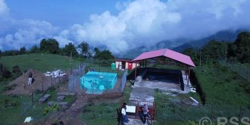 चार सय मिटर तल रहेको मुहानबाट पानी तानेर बस्तीमा पुर्याइँदै