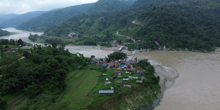 बाढीको त्रासमा धाप्लाङघाट, नदी किनारको बस्ती असुरक्षित