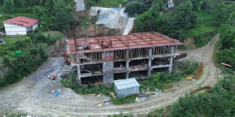 खोटाङ : निर्माणाधीन अस्पताल भवन अलपत्र