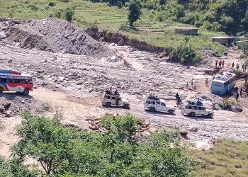 बाढीले पटकपटक डाइभर्सन बगाउँदा पाँचथरका यात्रु सास्तीमा