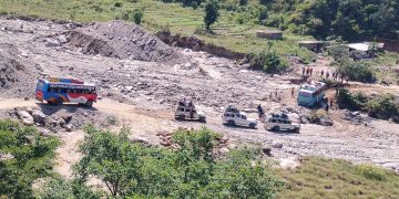 बाढीले पटकपटक डाइभर्सन बगाउँदा पाँचथरका यात्रु सास्तीमा