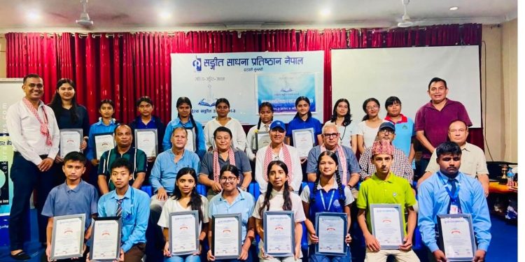 इटहरीमा स्कुले विद्यार्थीले सुनाए कविता, मनु मञ्जिलले दिए करुणाभावको सन्देश