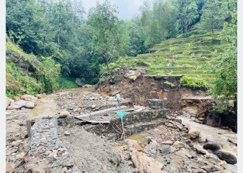 पहिरोले सङ्खुवासभाको पाँचखपन–चैनपुर सडक अवरुद्ध, आवागमन ठप्प