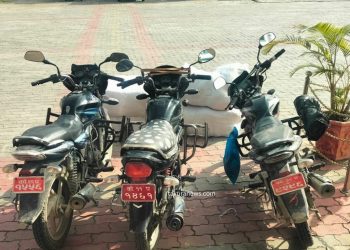 सुनसरीमा भन्सार छलीका सामान छाडेर तस्कर फरार, ८ लाखको कपडा र तीन मोटरसाइकल बरामद