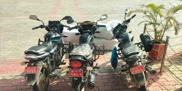 सुनसरीमा भन्सार छलीका सामान छाडेर तस्कर फरार, ८ लाखको कपडा र तीन मोटरसाइकल बरामद