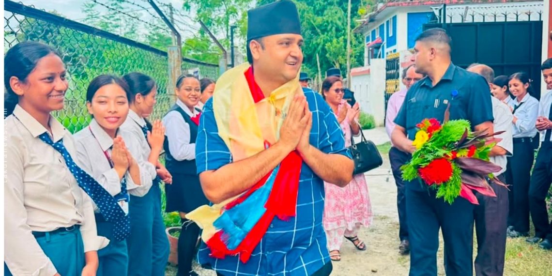 मन्त्री बनेको भोलिपल्टै सहिद स्मृति विद्यालय पुगे जीवन आचार्य