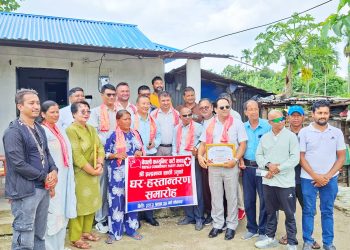 विपन्न महिलालाई नेकपाको घर उपहार, झापामा आवास अभियानको सुरुआत