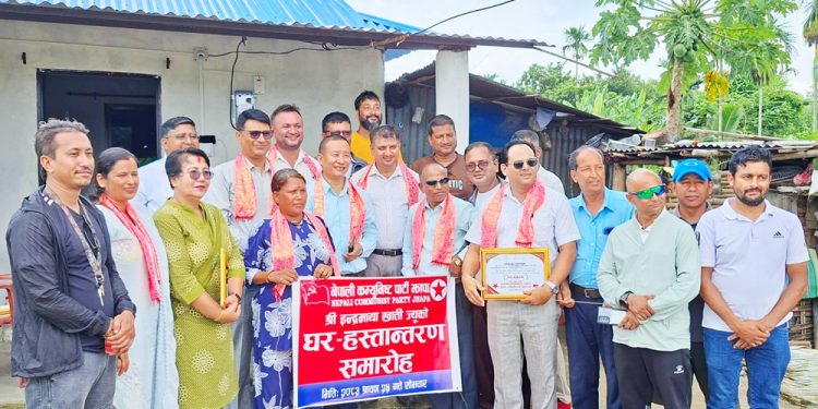 विपन्न महिलालाई नेकपाको घर उपहार, झापामा आवास अभियानको सुरुआत